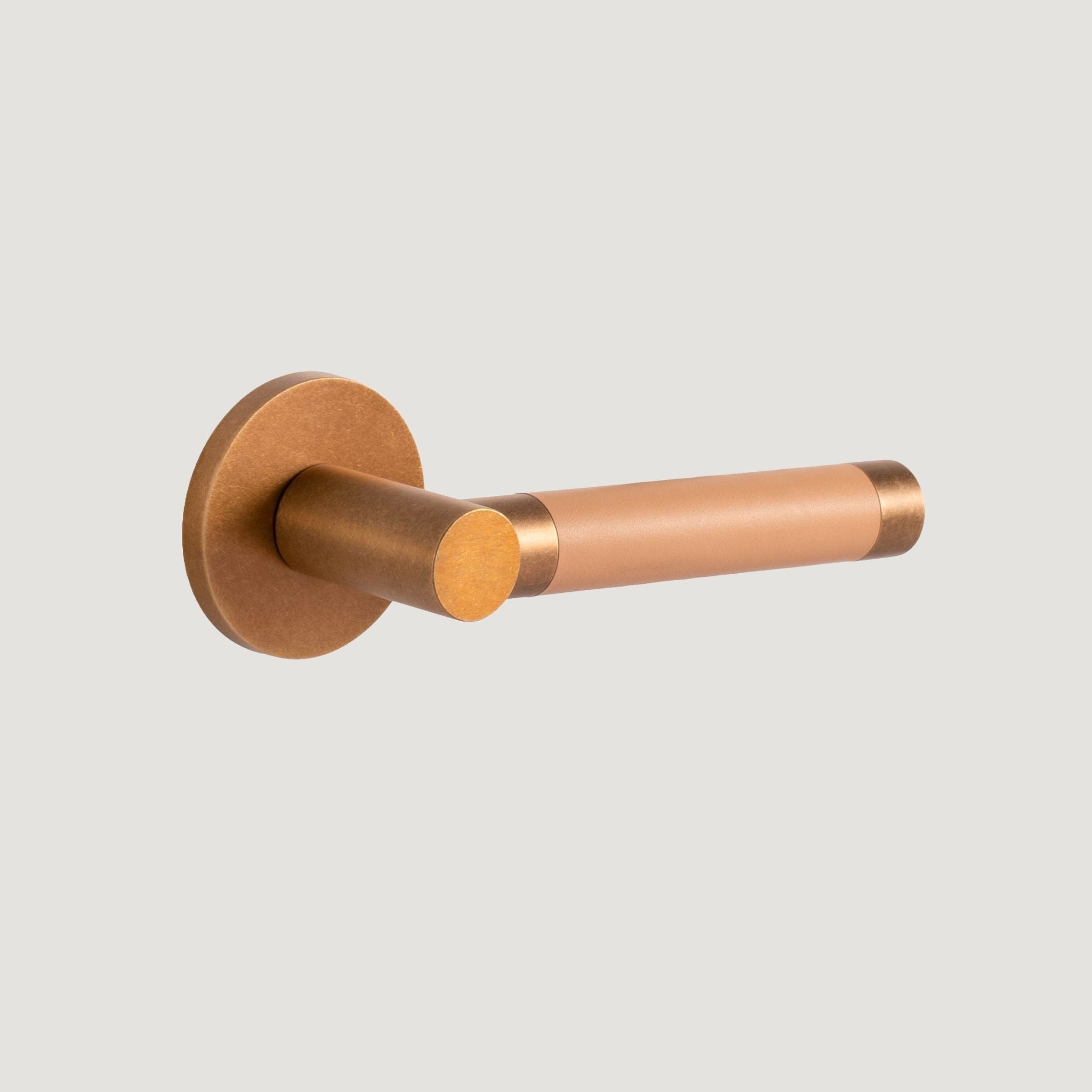 Cavallo Piatto solid brass door lever with warm Aged Brass frame and hand-stitched beige leather grip — Bergamo Design