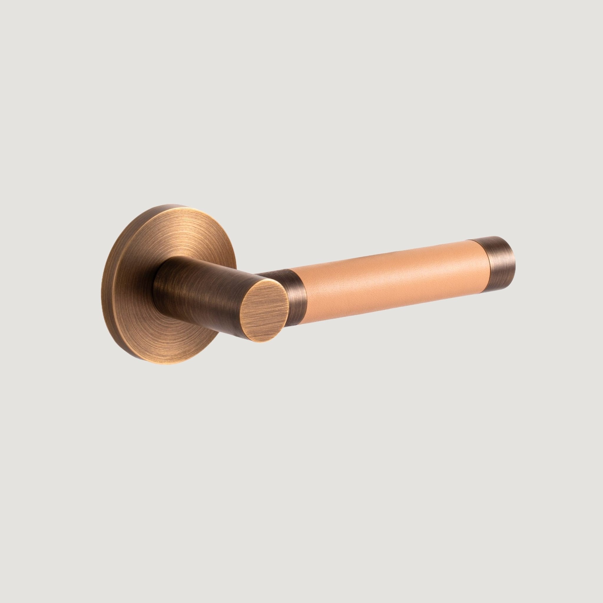 Cavallo Piatto solid brass door lever with deep Antique Brass frame and hand-stitched beige leather grip — Bergamo Design