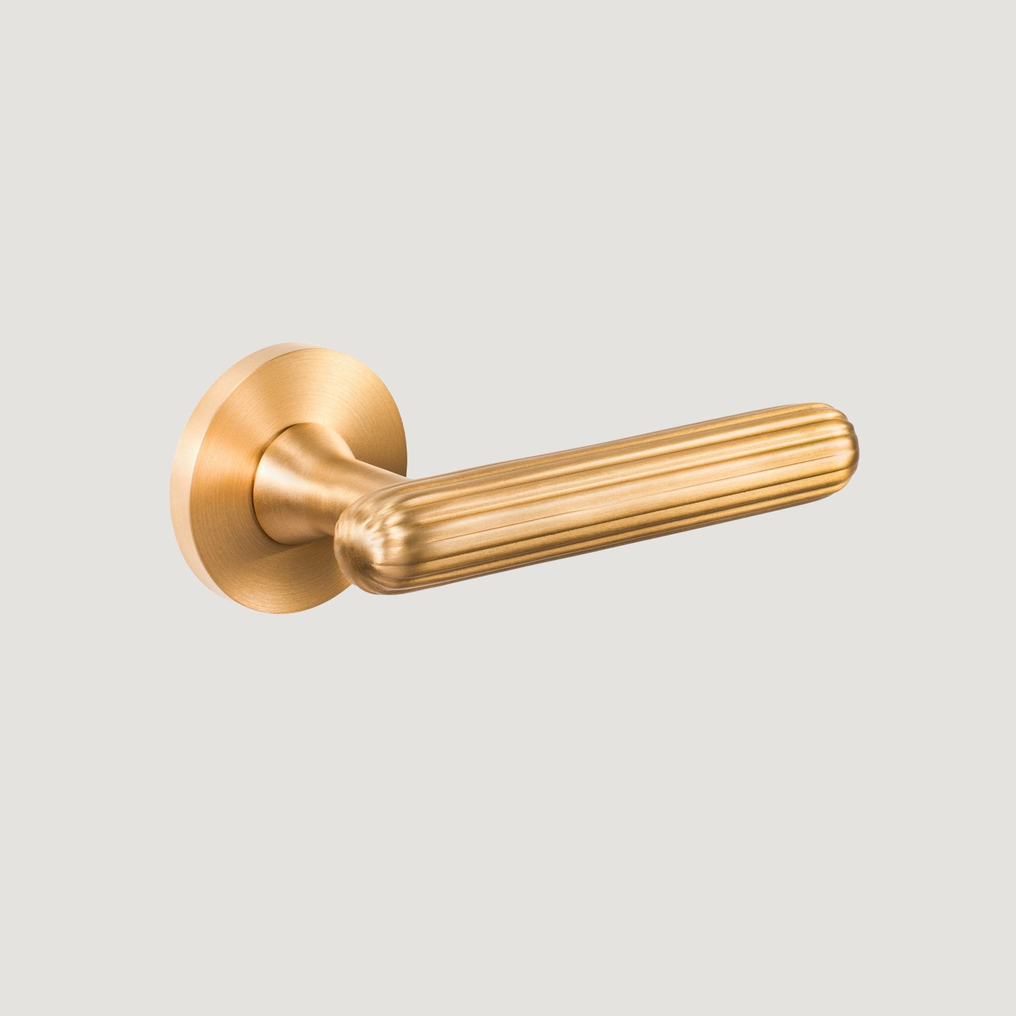 Onda solid brass door lever with softly fluted grip and rounded tip, Brass, Bergamo Design